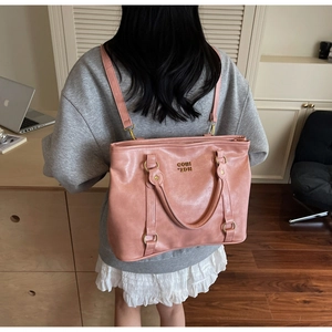 Detailansicht der großen rosa Ledertasche mit eleganten metallischen Beschlägen