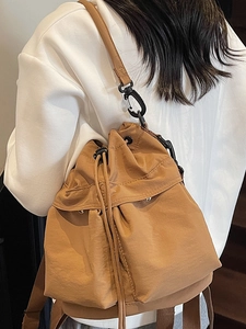 Borsa a secchiello in nylon kaki da donna con modella per riferimento alle dimensioni
