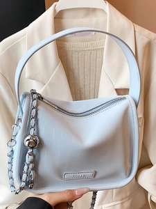 Sac sous le bras chic bleu clair avec bandoulière chaîne argentée et breloque boule