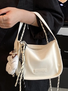 Sac sous le bras en satin crème avec bandoulière chaîne et charm lapin peluche