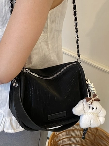 Sac bandoulière noir texturé chic avec chaîne argentée et breloque petit chien