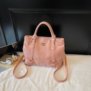 Detail der rosa PU-Leder-Einkaufstasche mit goldener Hardware und Schultergurt