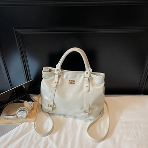 Detail der cremeweißen PU-Leder Tote Bag mit goldenem Metalllogo und glatten Griffen