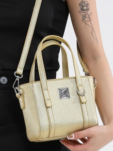 Borsa a secchiello oro metallizzato con fibbia quadrata in metallo e tracolla