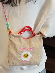 Borsa a secchiello giapponese in nylon beige con ricamo di omelette e tracolle in tessuto