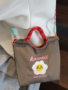 Borsa tote giapponese in nylon marrone con ricamo uovo kawaii e tracolla colorata