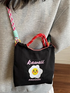 Borsa a secchiello giapponese casual con ricamo frittata carina e tracolla intrecciata colorata