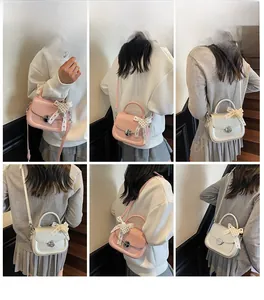 Détails des mini sacs rose et argent avec nœud en dentelle perlée et fermoir métallique