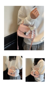 Détail du sac à main rose avec un nœud en dentelle blanche et un cœur en perles fines