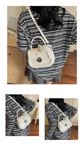 Détail d'un sac bandoulière crème en cuir avec nœud perlé en cœur et fermoir métallique