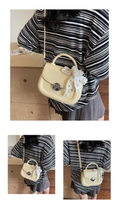 Détail du sac bandoulière en cuir jaune clair avec nœud en dentelle et perle