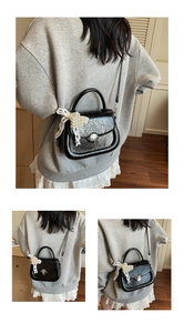 Détails du sac en cuir verni noir avec texture plissée et breloque nœud en perles