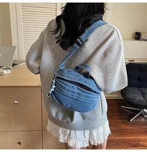 Sac fourre-tout en denim bleu porté en bandoulière dans un style décontracté moderne