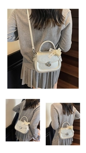 Détail du sac argenté métallisé avec un nœud en perles et un fermoir rond en métal