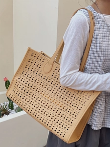 Sac fourre-tout beige ajouré pour femmes avec un design minimaliste porté à l'épaule