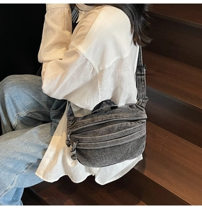 Détail d'un sac bandoulière en denim gris délavé dans un cadre décontracté chic