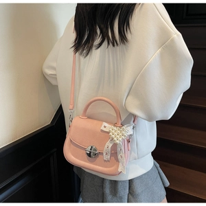 Mini sac bandoulière rose avec fermoir argenté, breloque cœur perle et nœud en dentelle