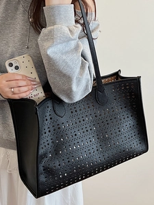 Sac fourre-tout noir minimaliste avec découpes au laser et grande capacité pour le quotidien