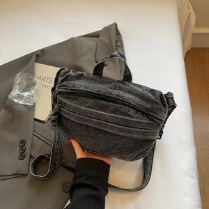 Détail du sac cabas en denim délavé gris foncé avec bandoulière réglable et texture rétro