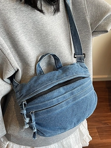 Sac fourre-tout en denim bleu pour femme avec bandoulière réglable et fini délavé