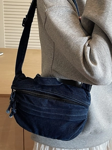 Sac bandoulière en denim bleu foncé pour femme avec sangle réglable et forme croissant