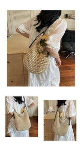 Gros plan d'un sac cabas en paille tissée beige avec bandoulière en cuir marron