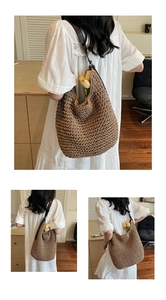 Détail d'un sac en paille tissé à la main avec bandoulière en cuir et grand volume