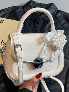 Petit sac bandoulière blanc en cuir froissé brillant avec boucle et breloque perle