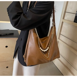 Vue détaillée du sac cabas marron vintage avec une texture grainée de haute qualité