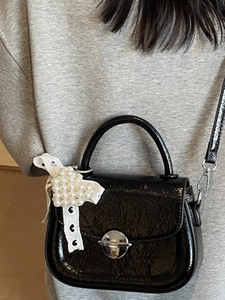 Sac bandoulière noir brillant avec boucle argentée et charm cœur en perles