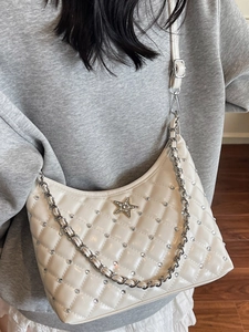 Sac hobo matelassé blanc cassé avec strass brillants et emblème étoile en métal chic