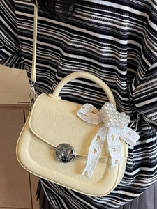 Petit sac à bandoulière en cuir PU crème avec nœud en dentelle et cœur en perles