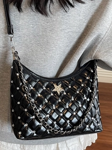 Sac à bandoulière matelassé noir chic avec clous argentés et boucle étoile