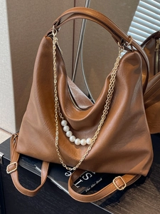 Grand sac cabas marron avec chaîne dorée et perles pour un style quotidien chic