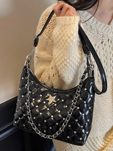 Sac bandoulière matelassé noir avec détails d'étoiles et chaîne en argent