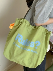 Lässige grasgrüne Canvas-Einkaufstasche mit Kordelzug und blauem Slogan-Design