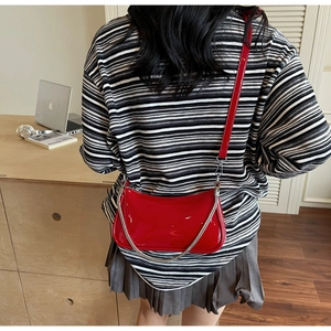 Sac à bandoulière en cuir verni rouge brillant avec chaîne argentée sur le dos