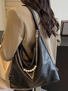 Sac hobo chic en cuir noir brillant pour femme avec perles et chaîne dorée décorative