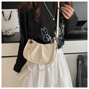 Sac à bandoulière plissé blanc crème chic avec charms cœur et fine sangle pour style décontracté