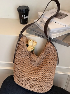 Sac hobo d'été en paille avec bandoulière en cuir marron sur étagère pour la plage