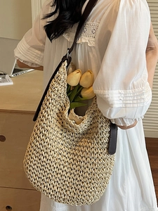 Sac fourre-tout d'été en paille avec bandoulière en cuir brun et tulipes jaunes déco