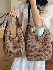 Sac de plage d'été en paille avec bandoulière en cuir marron et forme en croissant
