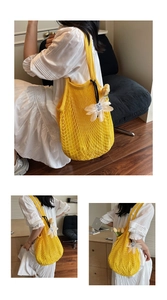 Detailansicht der gelben Häkeltasche mit weißem Gänseblümchen-Anhänger und Netzdesign