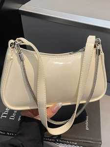 Sac hobo minimaliste en cuir verni beige avec large bandoulière et chaîne argent