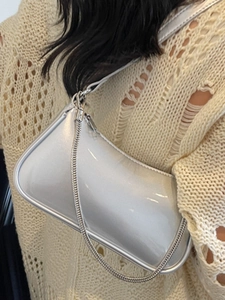 Sac à épaule argenté métallisé en forme de lune avec chaîne pour mode estivale