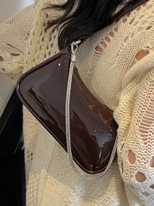 Sac baguette chic en cuir verni marron foncé avec chaîne argentée et bandoulière