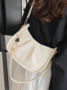 Sac à épaule élégant en cuir mat beige avec design incurvé et chaîne à motifs cœurs