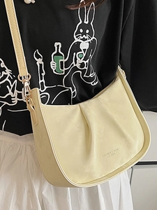 Sac bandoulière plissé beige en demi-lune avec détails dorés pour femmes tendance