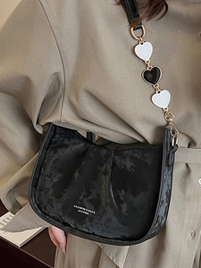 Sac bandoulière tendance gris foncé pour femme avec pendentif coeur sur la bandoulière
