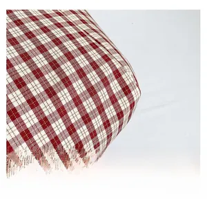 Gros plan sur la toile à carreaux rouge et blanc de qualité supérieure avec tissage détaillé